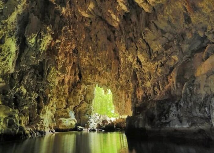 Cave diving in Raja Ampat Liveaboards in Indonesia Koonam