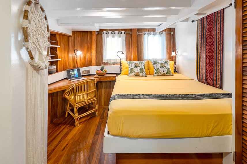 Seahorse-Liveaboard-Indonesia-Koonam-Double-Bed-Sea-View-a