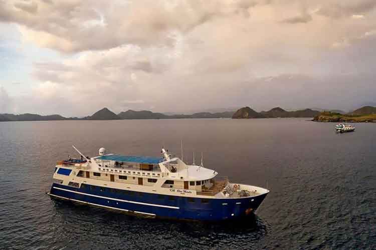 Blue-Manta-Liveaboard-Indonesia-Koonam-u