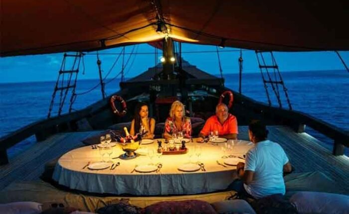 Manta-Mae-Liveaboard-Indonesia-Koonam-r