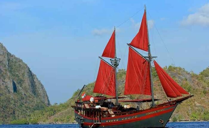 Manta-Mae-Liveaboard-Indonesia-Koonam-t
