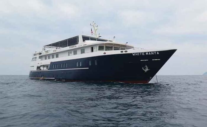 White-Manta-Liveaboard-Indonesia-Koonam-a