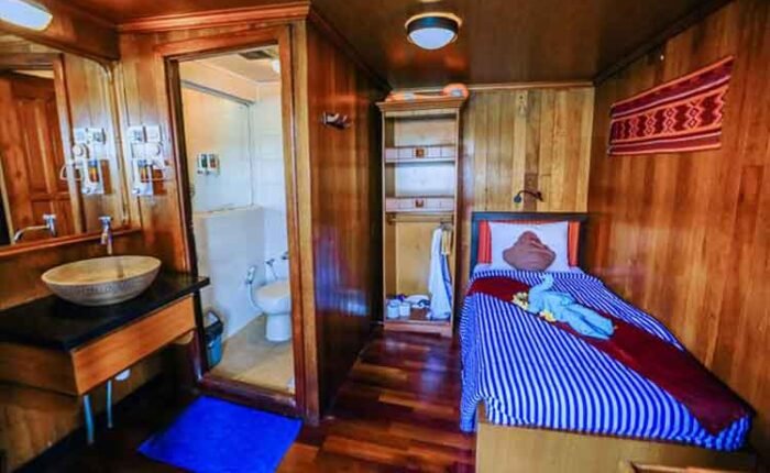 Chneg-ho-Middle-Deck-Single-Cabins-liveaboard-indonesia-Koonam-a