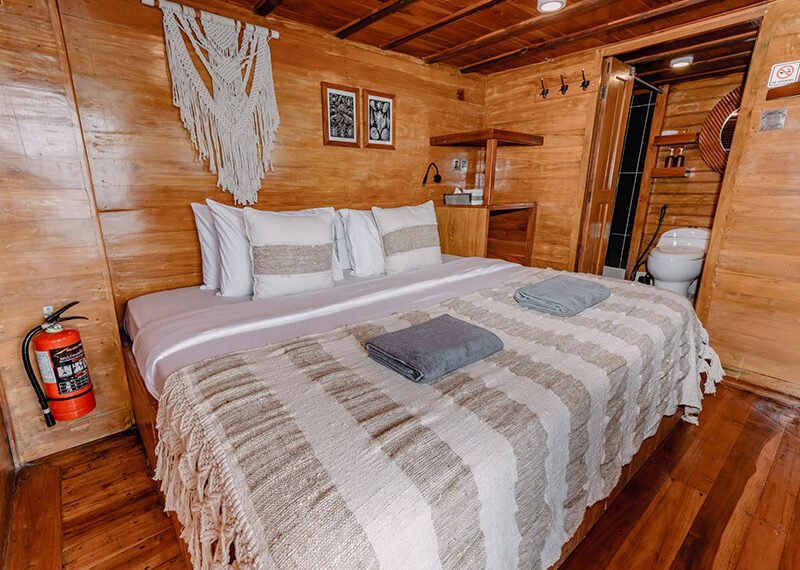 La-Galigo-Liveaboard-Indonesia-Koonam-Master-Cabin-Bathroom-b