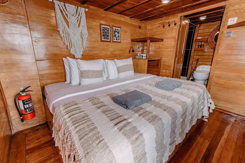 La-Galigo-Liveaboard-Indonesia-Koonam-Master-Cabin-Bathroom-b