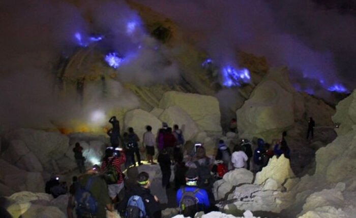 ijen-blue-fire-east-java-tour-package-koonam-3
